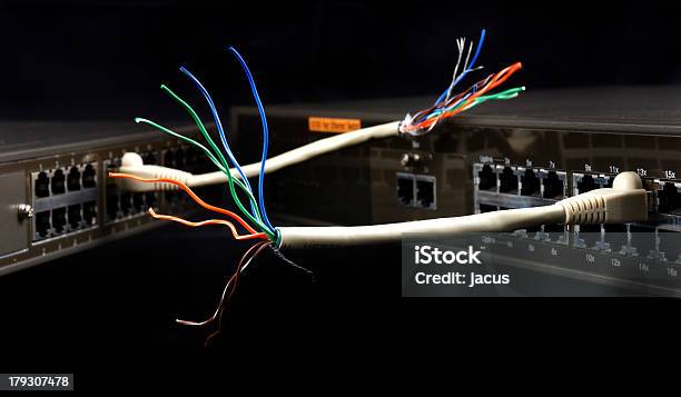 Przełącznik Sieciowy Hub - zdjęcia stockowe i więcej obrazów Przewód - Składnik elektryczny - Przewód - Składnik elektryczny, Drut, Problemy