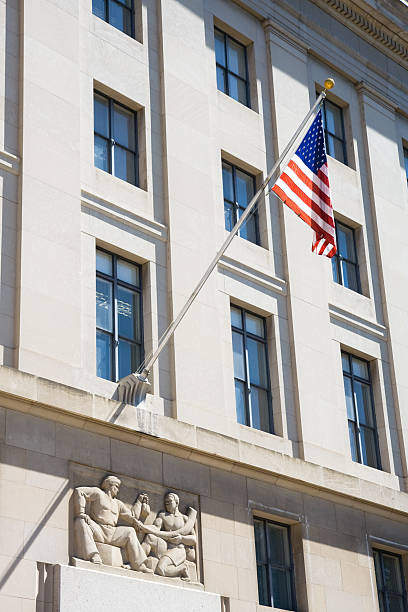 Edificio con bandera estadounidense en la parte frontal - foto de stock
