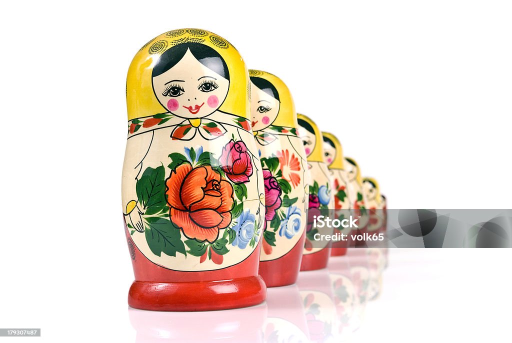 Bonecas russas com reflexo Isolado no branco - Foto de stock de Babushka royalty-free