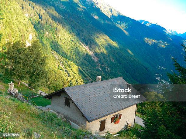 Vale De Alpine - Fotografias de stock e mais imagens de Ajardinado - Ajardinado, Aldeia, Alpes Europeus