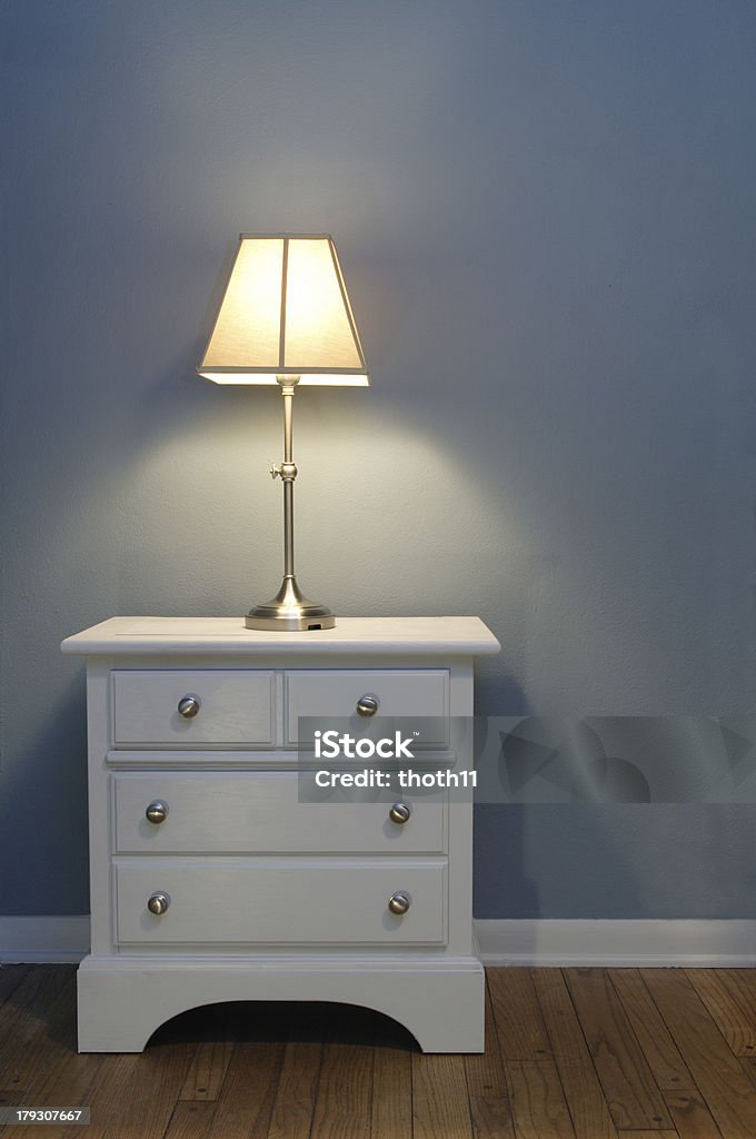 Tavolo e lampada - Foto stock royalty-free di Tavolino di servizio