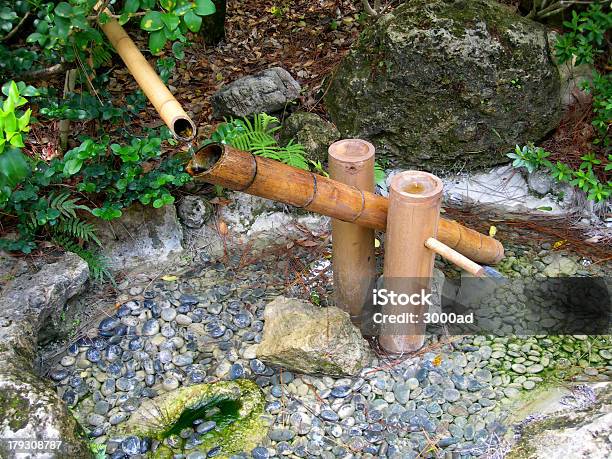 Fuente De Bambú Japonés Móvil Foto de stock y más banco de imágenes de Agua - Agua, Aire libre, Asia