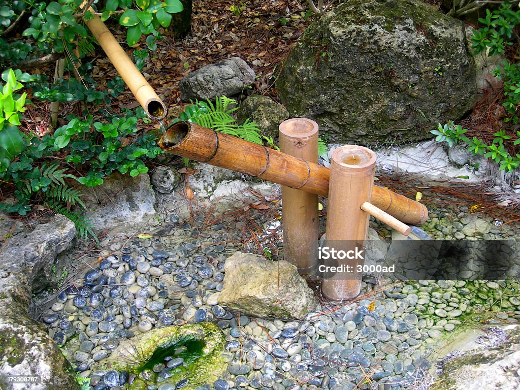 Fontana di bambù giapponese mobile - Foto stock royalty-free di Acqua