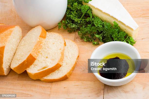 Brot Öl Und Essig Brie Käse Stockfoto und mehr Bilder von Baguette - Baguette, Balsamico, Blatt - Pflanzenbestandteile
