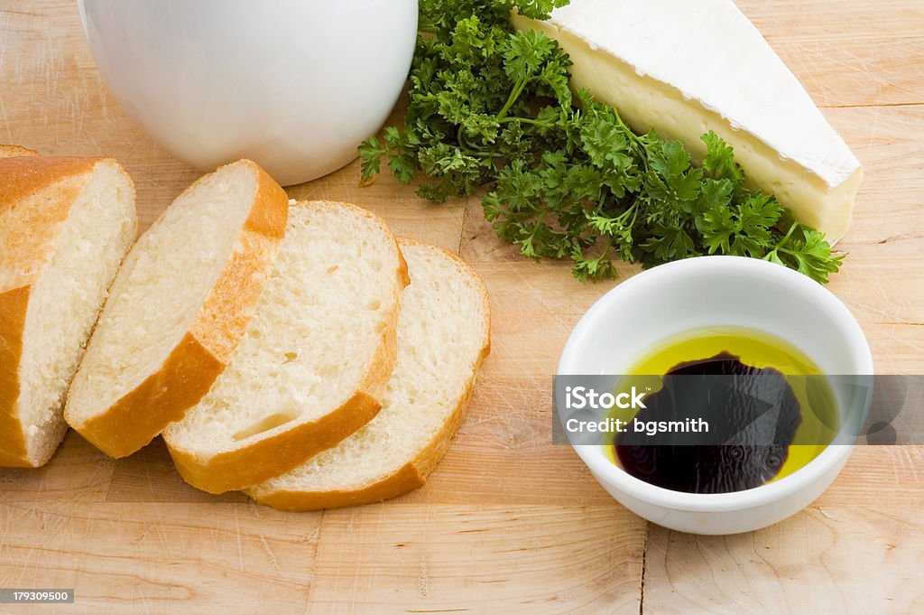 Pan, aceite y vinagre, queso brie - Foto de stock de Aceite de oliva libre de derechos