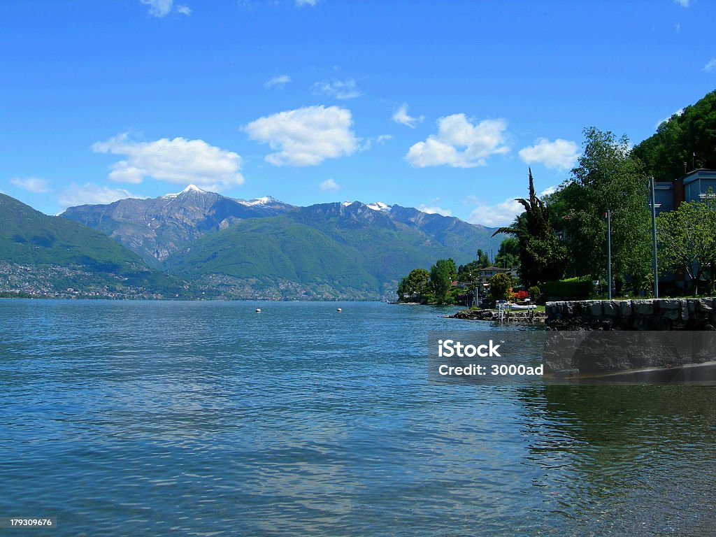 Widok na Jezioro Maggiore we włoskich Alpach - Zbiór zdjęć royalty-free (Alpy)