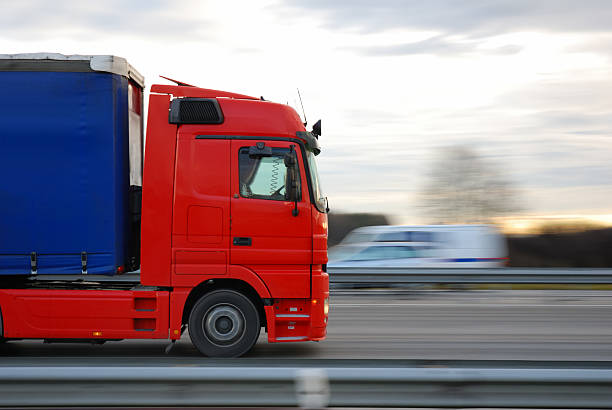 accelerando camion rosso europeo - camion foto e immagini stock