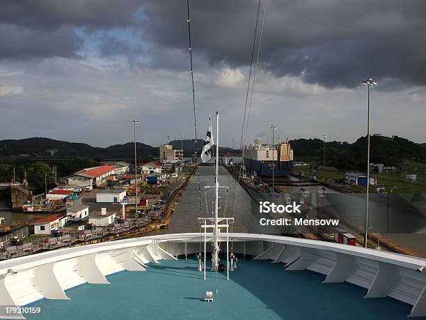 Esclusas De Miraflores Foto de stock y más banco de imágenes de Barco de pasajeros - Barco de pasajeros, Canal - Corriente de agua, Canal de Panamá