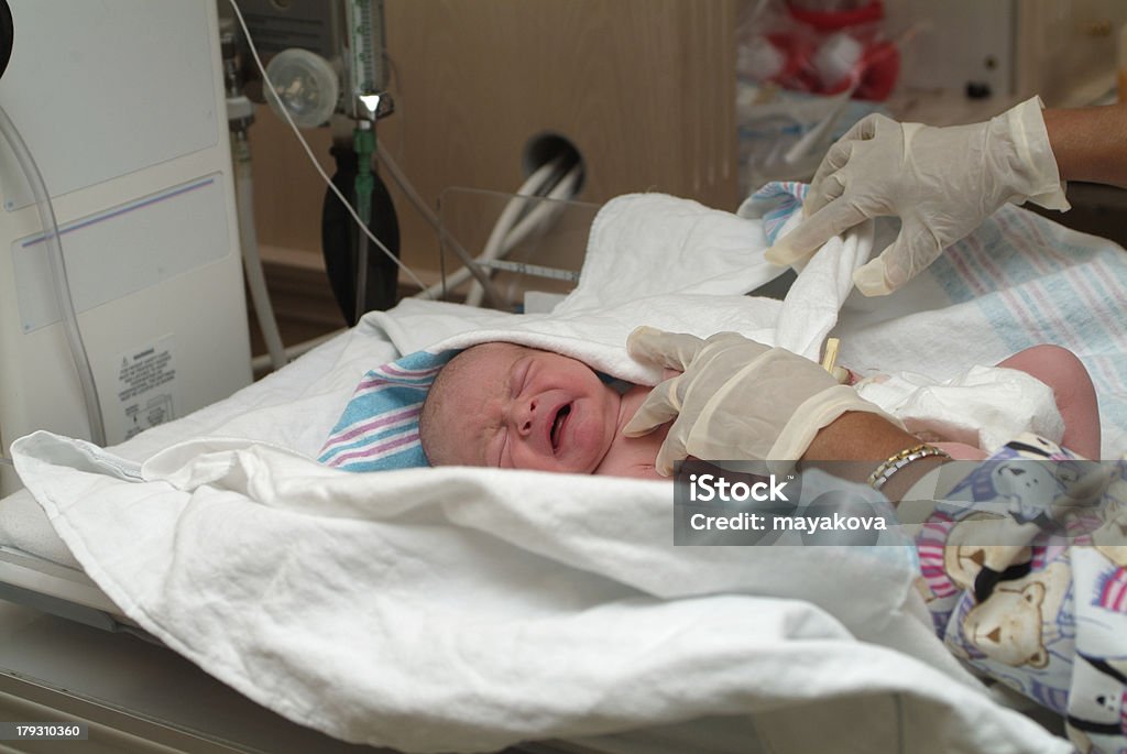 Новорожденный Swaddling - Стоковые фото Медсестра роялти-фри