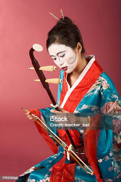 Photo libre de droit de Geisha En Kimono Jouant Sur Er Hu banque d'images et plus d'images libres de droit de Er Hu - Er Hu, Geisha, Jouer