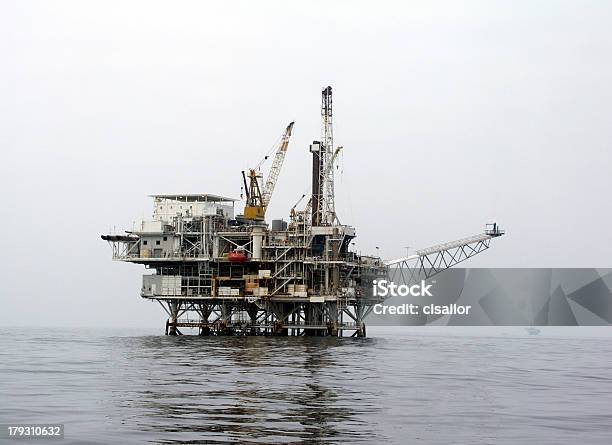 Photo libre de droit de Plateforme Offshore Oil banque d'images et plus d'images libres de droit de Affaires - Affaires, Eau, Horizontal