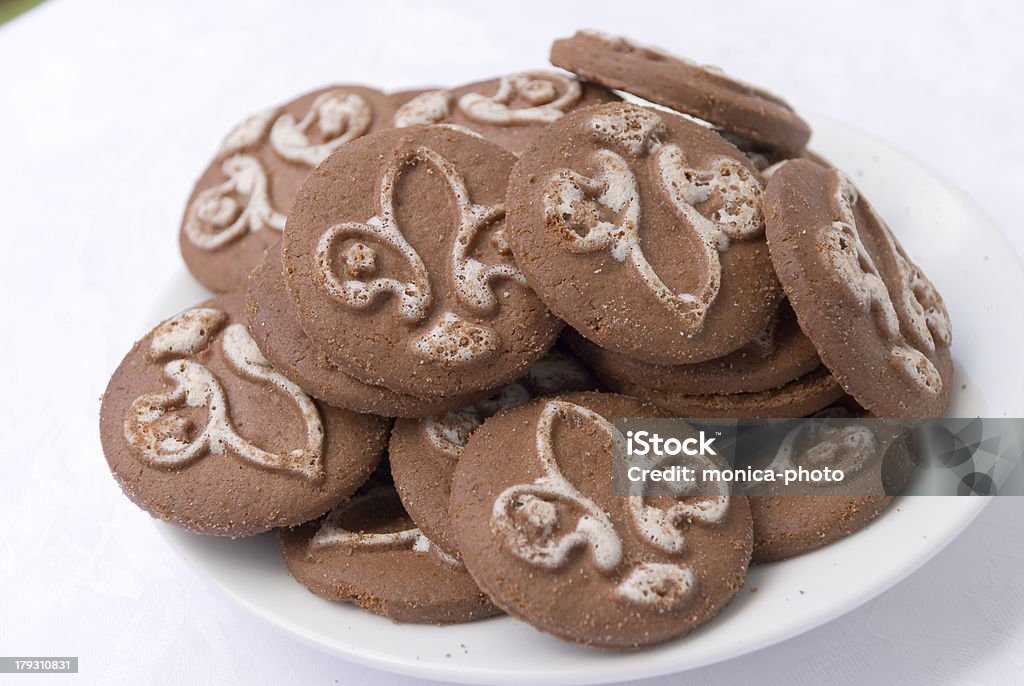 Bizcochos de chocolate, galletas en la placa - Foto de stock de Al horno libre de derechos