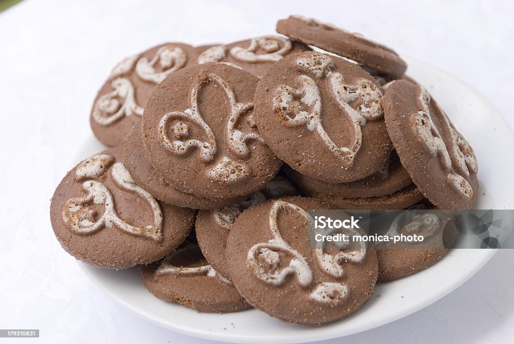 Шоколадные кексы-файлы cookie на тарелке - Стоковые фото В помещении роялти-фри