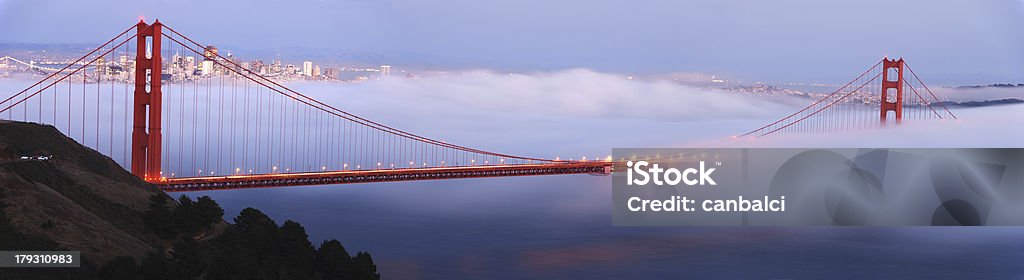 Golden Gate-Brücke in foggy Dämmerung (panorama - Lizenzfrei Abenddämmerung Stock-Foto