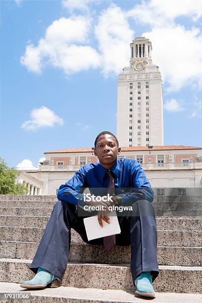 Afryki Amerykański Student Siedzi Na Schodach University Of Texas W Austin - zdjęcia stockowe i więcej obrazów Austin - Stan Teksas