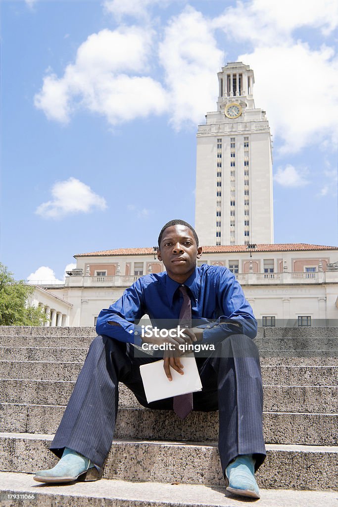 Estudante africano americano sentado nas escadas, Universidade do Texas, Austin - Royalty-free Austin - Texas Foto de stock