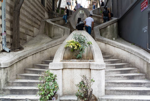 pedoni a kamondo stairs o camondo stairs, ( turco, kamondo merdivenleri) - camondo foto e immagini stock