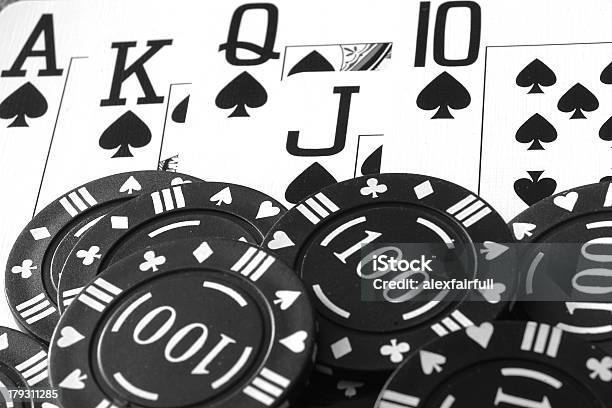 Покер Фишки И Карты — стоковые фотографии и другие картинки Азартные игры - Азартные игры, Бросать, Валет