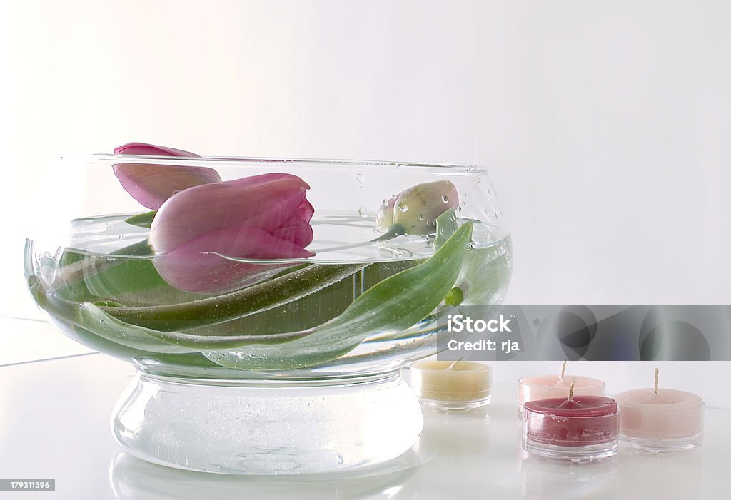 Composizione di fiori in una ciotola di vetro con candele - Foto stock royalty-free di Acqua