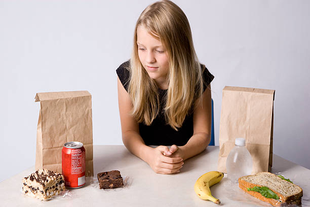 нездоровое питание обед - bag lunch paper bag water bottle стоковые фото и изображения