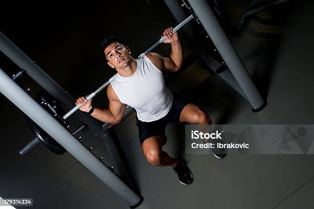 Jovem Exercitar Com Haltere Squats - Fotografias de stock e mais imagens de Adulto - Adulto, Agachar-se, Atleta