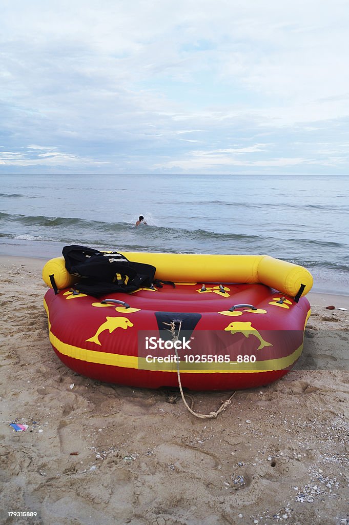 Plastica barca sulla spiaggia - Foto stock royalty-free di Ambientazione esterna