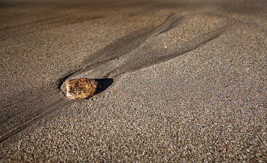 Rocher sur le sable de la plage