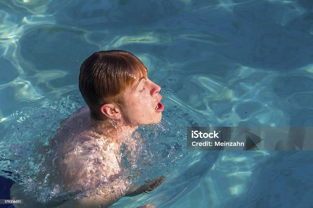 Petit garçon aime une baignade dans la piscine - Photo de Adolescence libre de droits