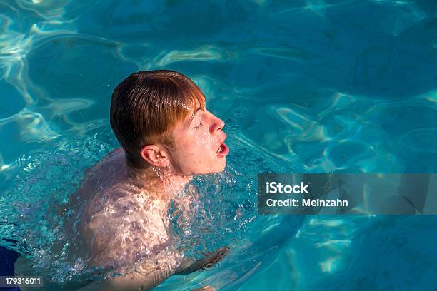 Foto de Menino Gosta De Nadar Na Piscina e mais fotos de stock de Adolescente - Adolescente, Adolescência, Azul