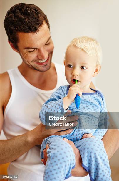 Foto de Dandolhe Sobre Saúde Dental e mais fotos de stock de Escovar Dentes - Escovar Dentes, Bebê, Filho