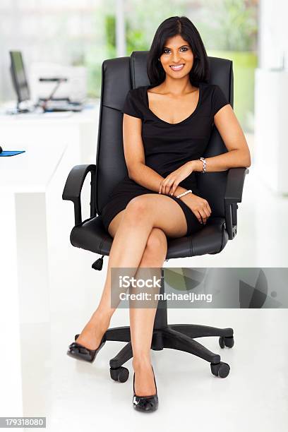 아름다운 치도 앉아 현대적이다 Office 검정 머리에 대한 스톡 사진 및 기타 이미지 - 검정 머리, 경영자, 귀여운