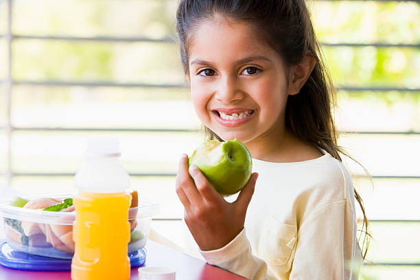 여자아이 점심 식사를 유치원 - child eating apple fruit 뉴스 사진 이미지
