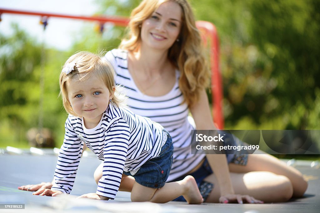 Jeune mère et Petite fille jouant au terrain de jeu - Photo de 12-17 mois libre de droits