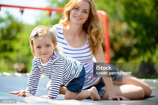 젊은 구슬눈꼬리 및 어린 딸이다 게임하기 운동장 12-17 개월에 대한 스톡 사진 및 기타 이미지 - 12-17 개월, 2명, 가족
