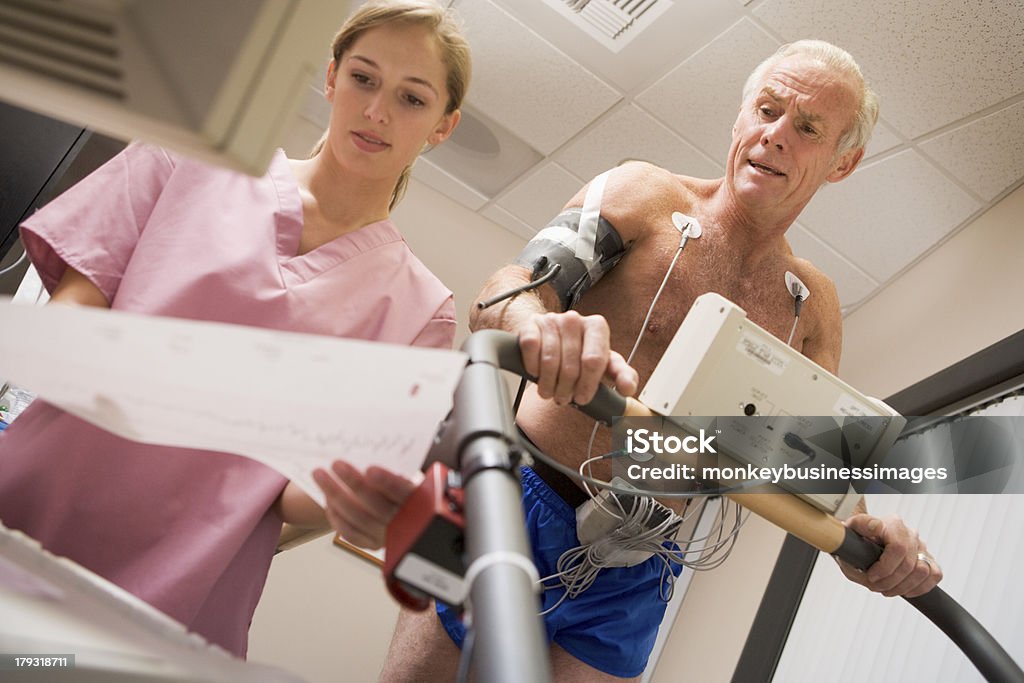 Enfermera con el paciente durante la verificación de salud - Foto de stock de 20 a 29 años libre de derechos