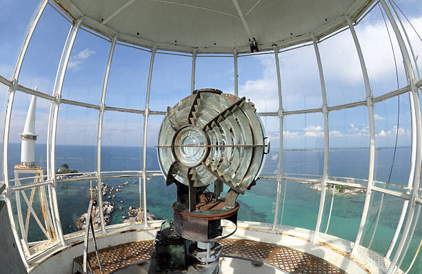 beacon lampe dans la salle lighthouse - fresnel photos et images de collection