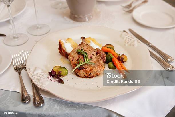 納得の極上の肉にベージュの陶器プレート - サラダのストックフォトや画像を多数ご用意 - サラダ, ダイエット, テーブルセッティング
