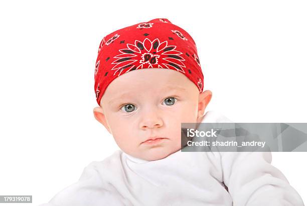 Bambino In Foulard - Fotografie stock e altre immagini di 0-11 Mesi - 0-11 Mesi, Abbigliamento da neonato, Ambientazione interna