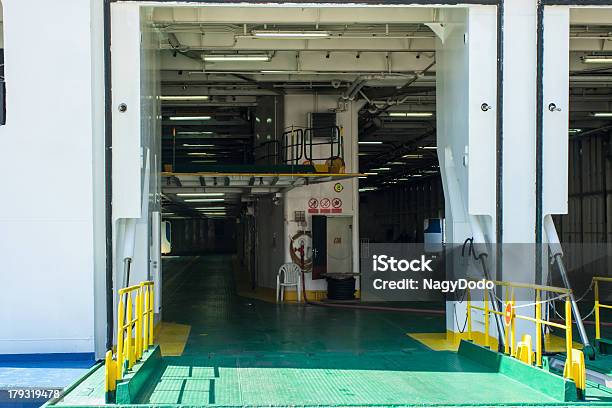 Hangar Su Un Traghetto Per Automobili - Fotografie stock e altre immagini di Acciaio - Acciaio, Acqua, Blu