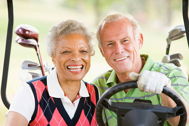 casal desfrutar de um jogo de golfe - golf course golf people sitting - fotografias e filmes do acervo