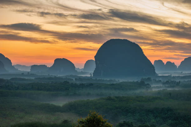 blick auf den sonnenaufgang in den bergen am aussichtspunkt din deang doi mit tropischem wald, krabi thailand naturlandschaft - deang stock-fotos und bilder