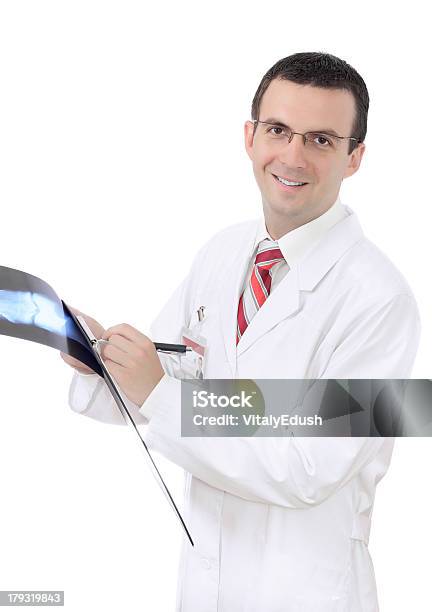 Retrato De Um Médico Médico Com Uma Imagem De Raios X - Fotografias de stock e mais imagens de Adulto