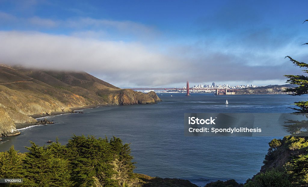 골든 게이트 브릿지 샌프란시시코 파리풍의 이중창을 통해 감상하실 안개 - 로열티 프리 0명 스톡 사진