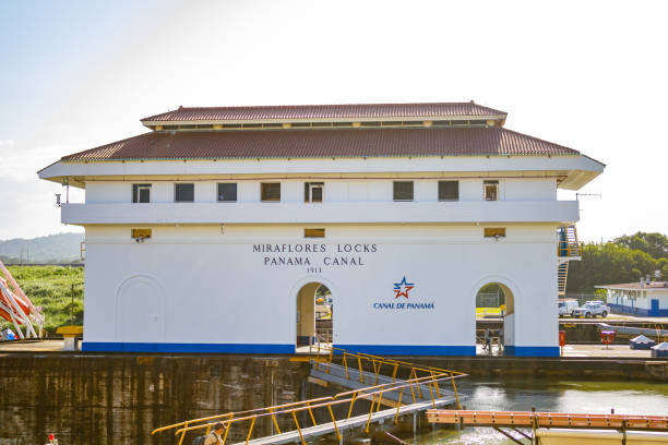 widok na śluzy miraflores kanału panamskiego, panama - panama canal panama canal lock panama city zdjęcia i obrazy z banku zdjęć