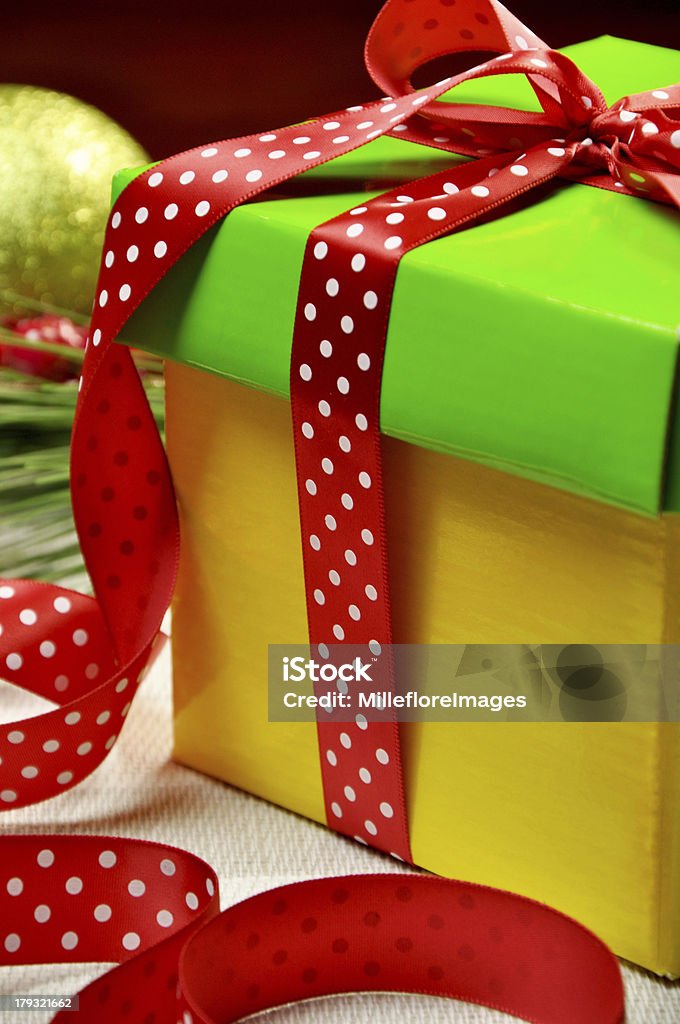 Gelbe, rote und grüne festliche Weihnachten Geschenk - Lizenzfrei Band Stock-Foto