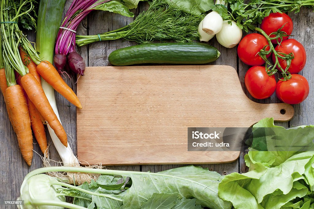 Viele frische Bio-Gemüse und leere Schneidebrett - Lizenzfrei Abnehmen Stock-Foto