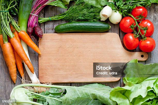 Muchas Verduras Orgánicas Frescas Y Vacío Tabla De Cortar Foto de stock y más banco de imágenes de Agricultura