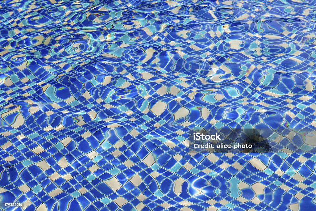 Movendo padrão azul água na piscina - Foto de stock de Abstrato royalty-free