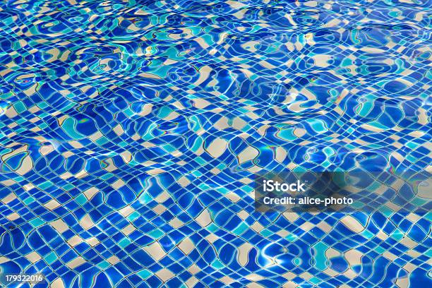 Foto de Movendo Padrão Azul Água Na Piscina e mais fotos de stock de Abstrato - Abstrato, Azul, Banheira