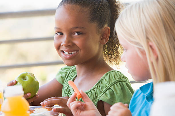 jardines de niños comiendo el almuerzo - apple healthy eating eating black fotografías e imágenes de stock